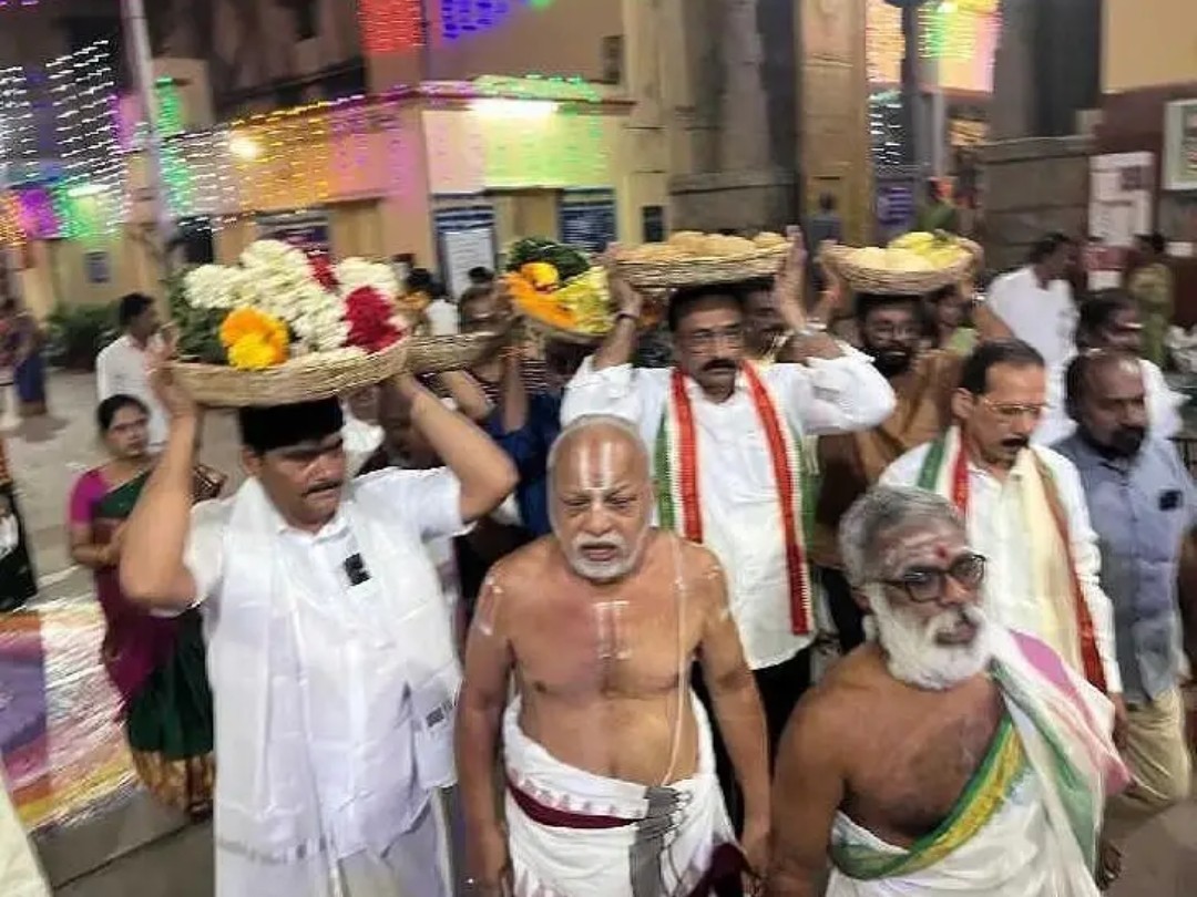 రంగనాథ స్వామివారికి పట్టువస్త్రాలు సమర్పణ