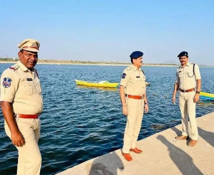 పుష్కర ఘాట్లను పరిశీలిస్తున్న డీసీపీ