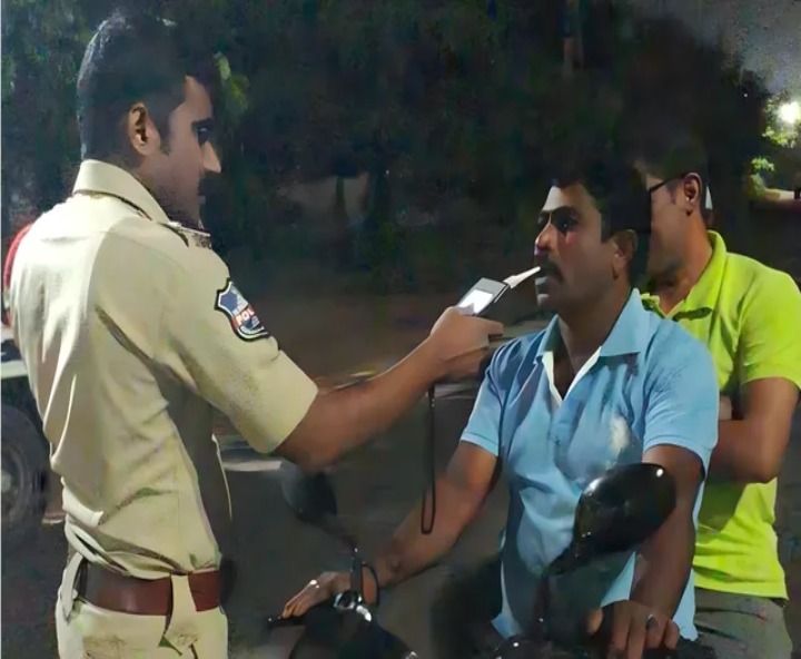 అర్ధరాత్రి డ్రంక్ అండ్ డ్రైవ్.. సీఐ హెచ్చరిక