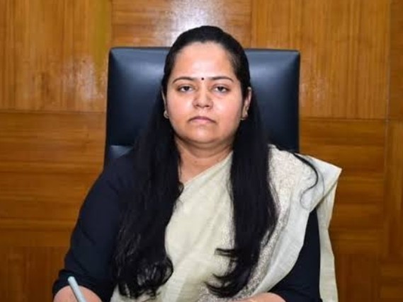 ఇందిరమ్మ ఇళ్ల బిల్లుల చెల్లింపుల్లో జాప్యం వద్దు: కలెక్టర్