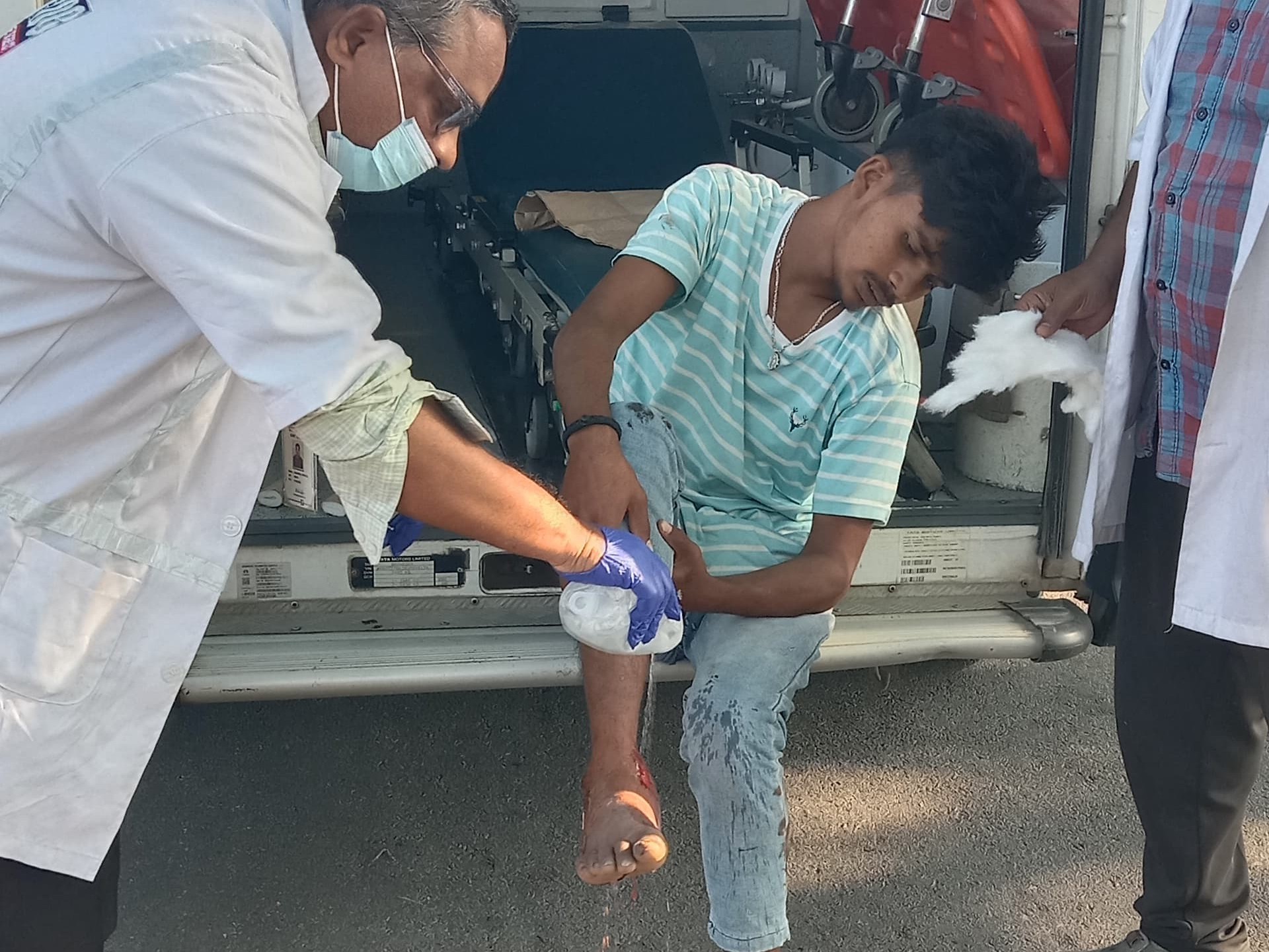 ఆటో బోల్తా పడి యువకుడికి తీవ్ర గాయాలు