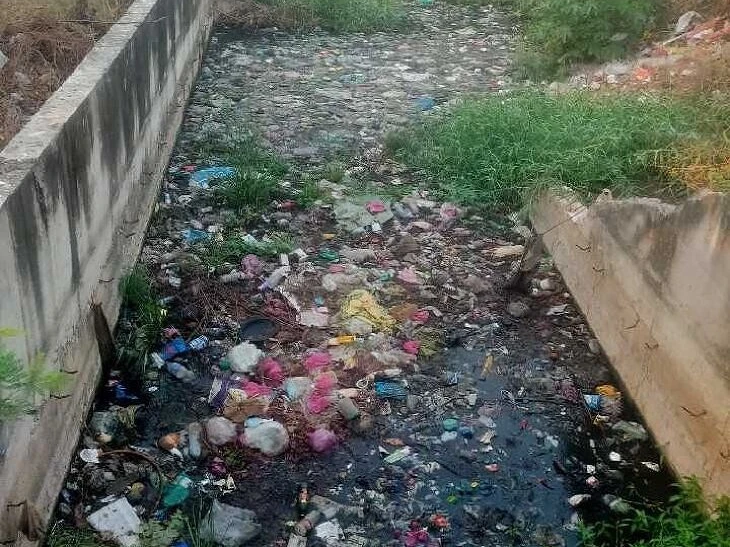 నిలిచిన మురుగు నీరుతో ప్రజల ఇక్కట్లు