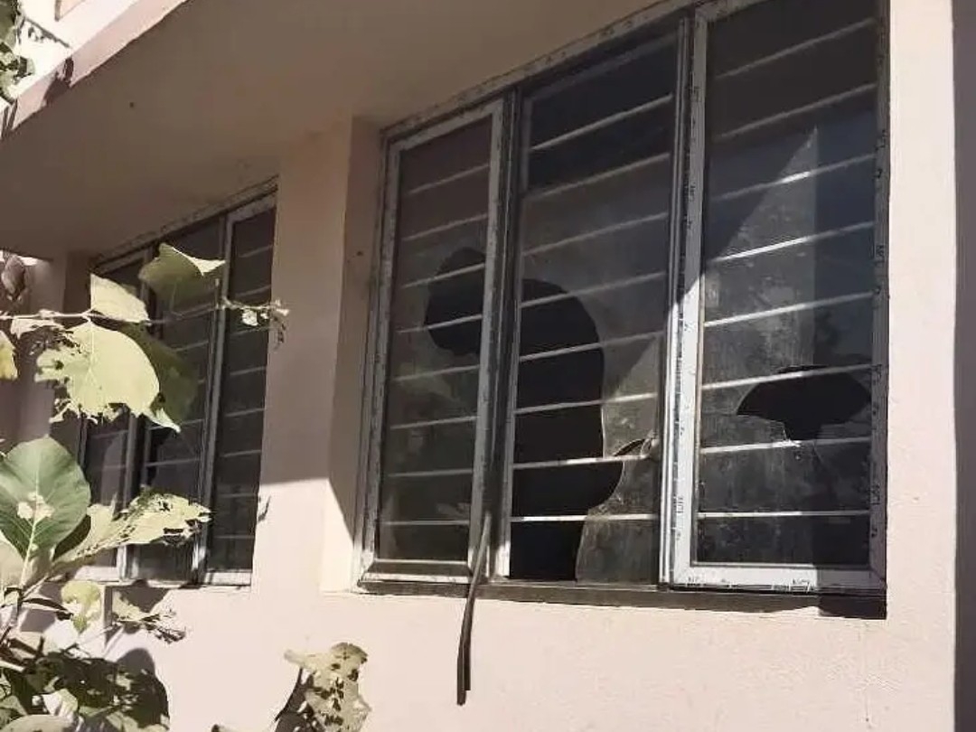 కిటికీ అద్దాలు పగిలిపోవడంపై ఎంపీడీఓ స్పందన