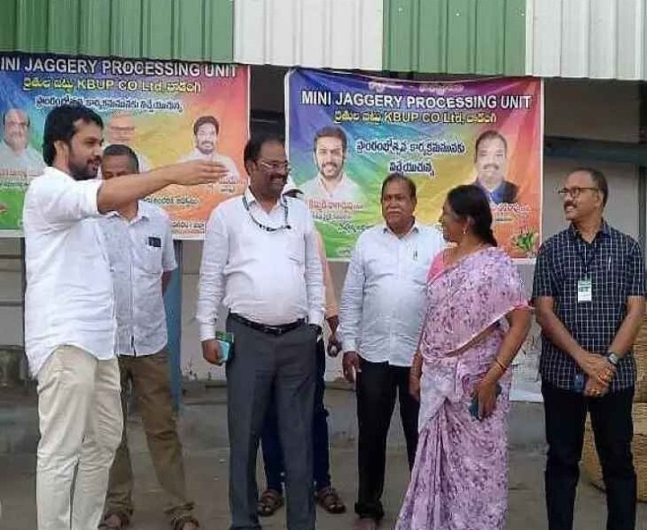 బెల్లం తయారీ కేంద్రాన్ని పరిశీలించిన DCCB ఛైర్మన్