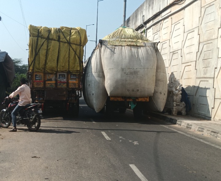 అధిక లోడులో ప్రయాణం.. ట్రాఫిక్ అంతరాయం