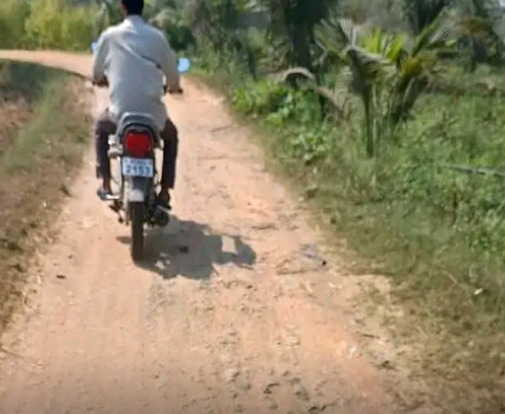 రాళ్లు తేలి ప్రమాదకరంగా మారిన రోడ్డు