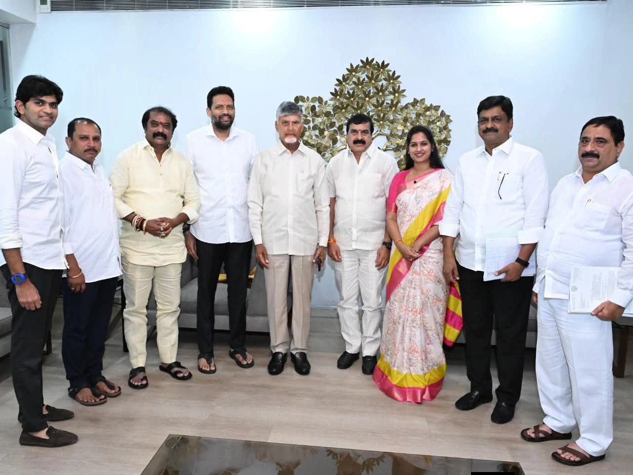 సీఎంను కలిసిన జిల్లా ప్రజాప్రతినిధులు