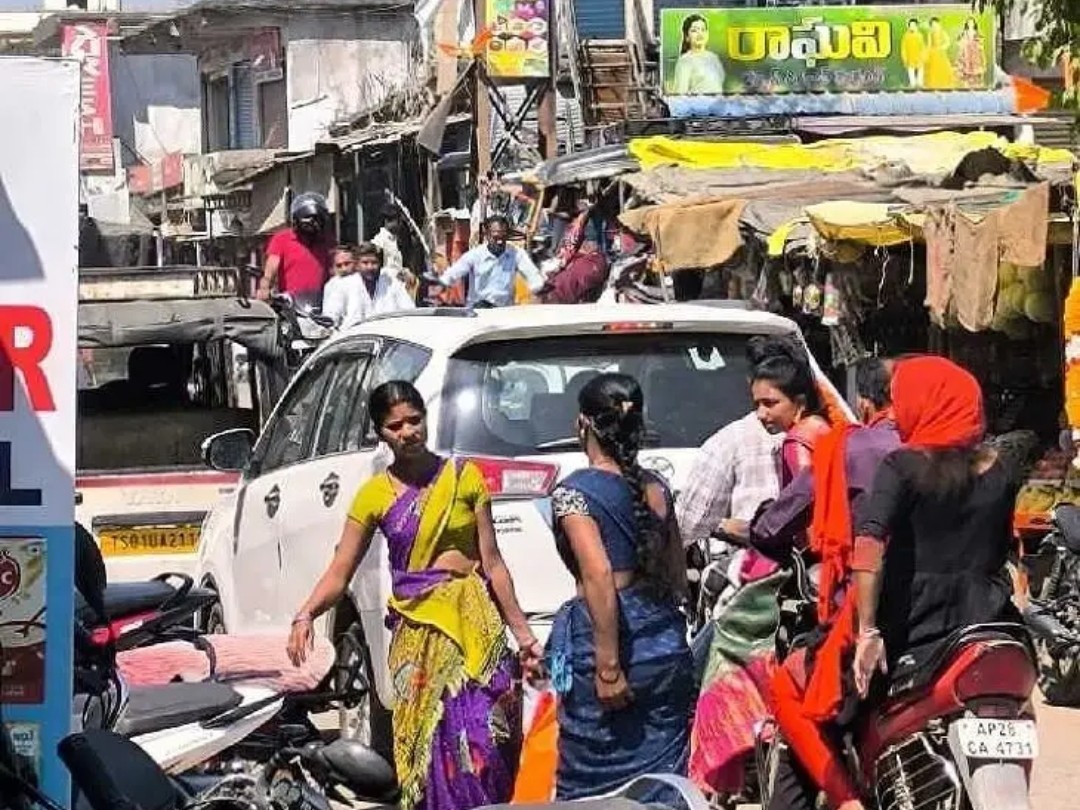 ఇచ్చోడలో పెరిగిన ట్రాఫిక్ రద్దీ