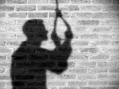 హోటల్ వెయిటర్ అనుమానాస్పద మృతి