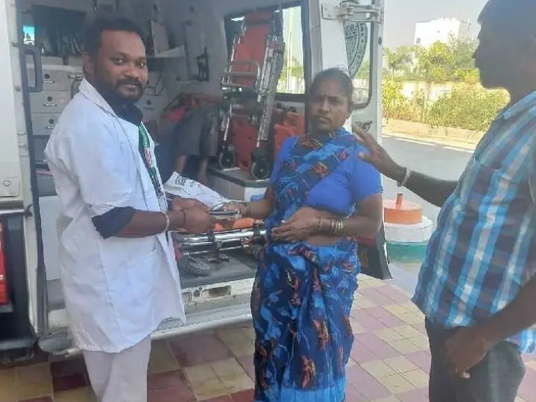 నిజాయతీ చాటుకున్న 108 సిబ్బంది.. నగదు అందజేత