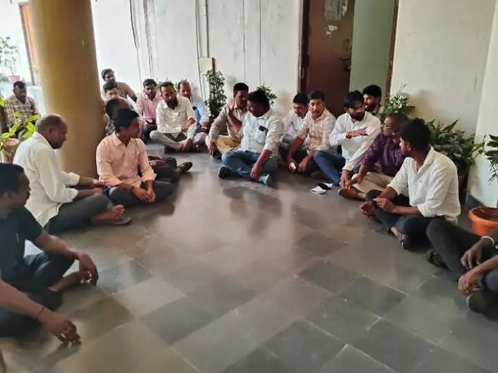 TU రిజిస్ట్రార్ చాంబర్ వద్ద బోధనేతర సిబ్బంది ధర్నా