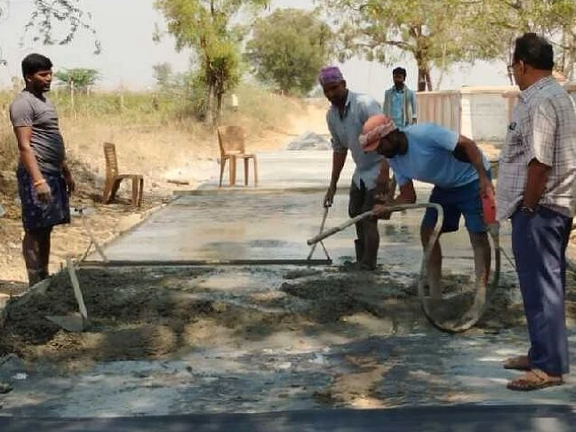 ఆరోగ్య కేంద్రానికి సీసీ రోడ్డు నిర్మాణం