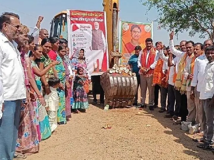 సీసీ రోడ్డు పనులకు భూమి పూజ