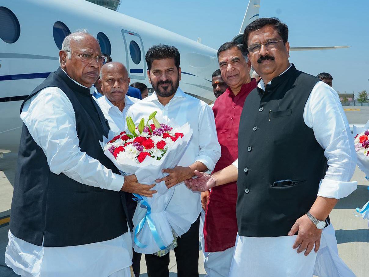 శంషాబాద్ విమానాశ్రయంలో మల్లికార్జున ఖర్గేకు స్వాగతం