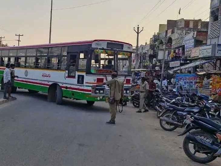 అయిజలో ట్రాఫిక్ సమస్యతో వాహనదారుల ఇబ్బంది