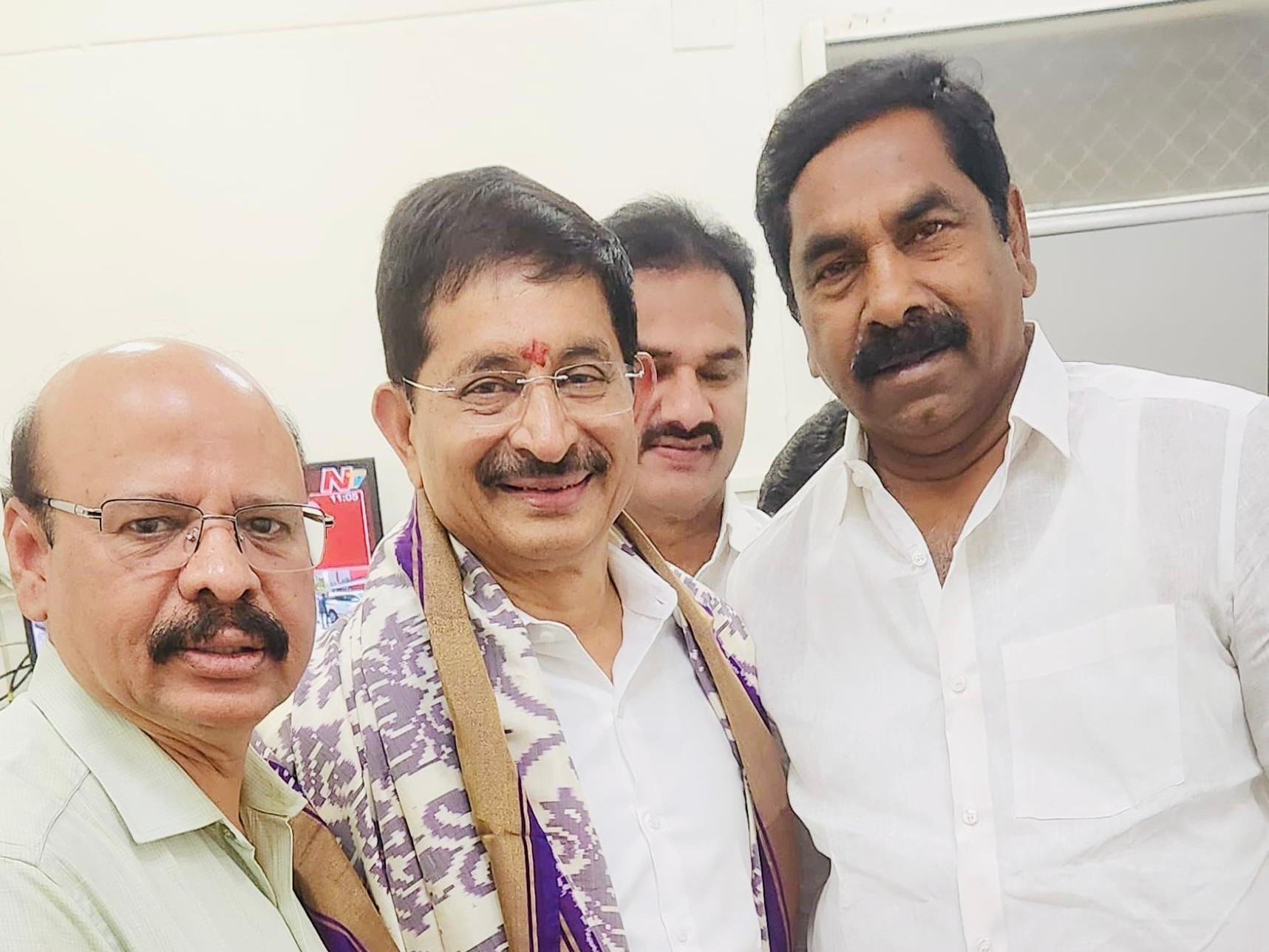 వేం నరేందర్ రెడ్డిని కలిసిన ఎమ్మెల్యే