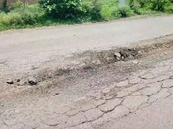 రోడ్డు మరమ్మతులు చేపట్టాలి’