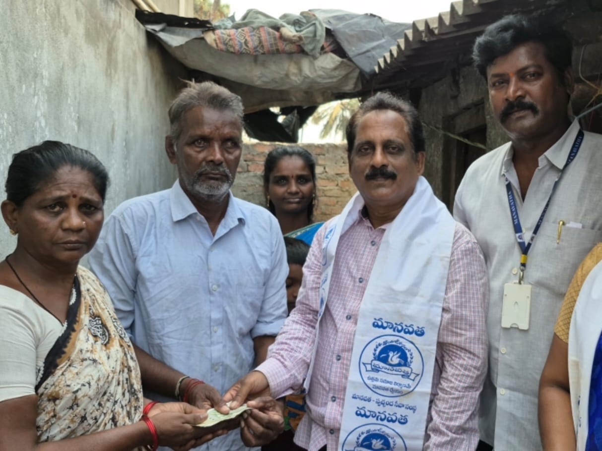 నిరుపేద కుటుంబాన్ని ఆదుకున్న స్వచ్ఛంద సంస్థ