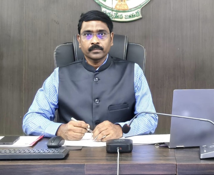 యుద్ధప్రాతిపదికన డోలీ రోడ్లు పూర్తి చేయాలి: కలెక్టర్