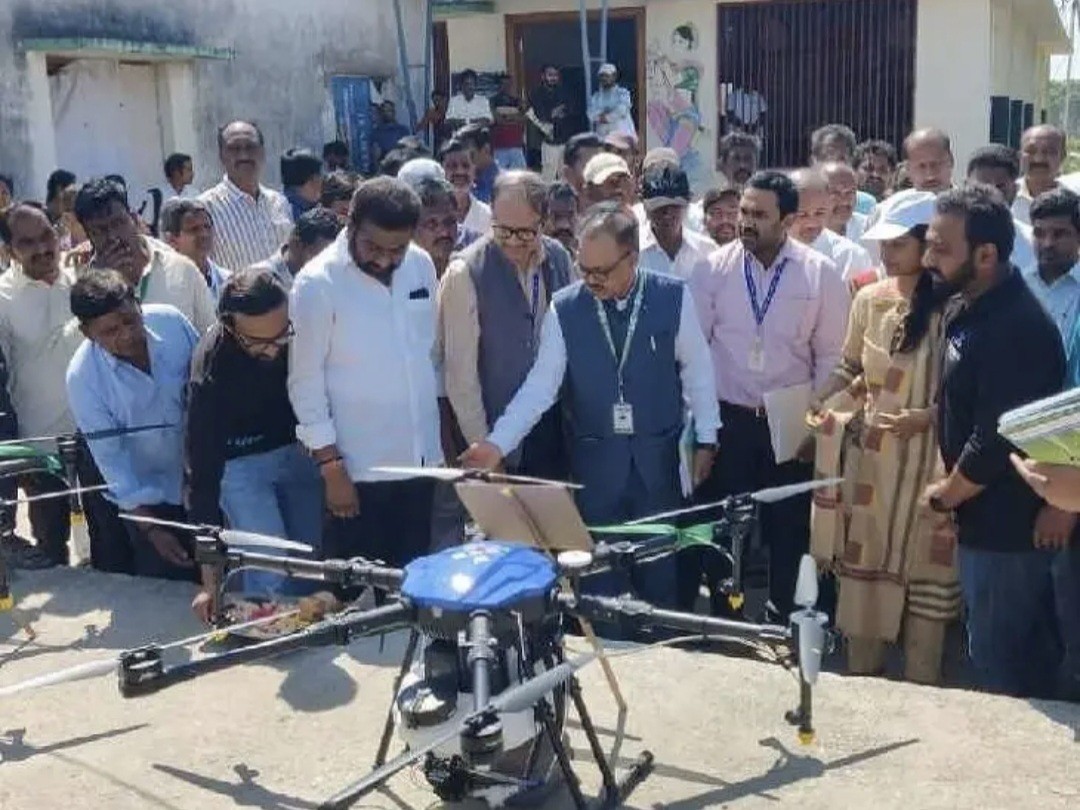 డ్రోన్ సేవలను ప్రారంభించిన కలెక్టర్