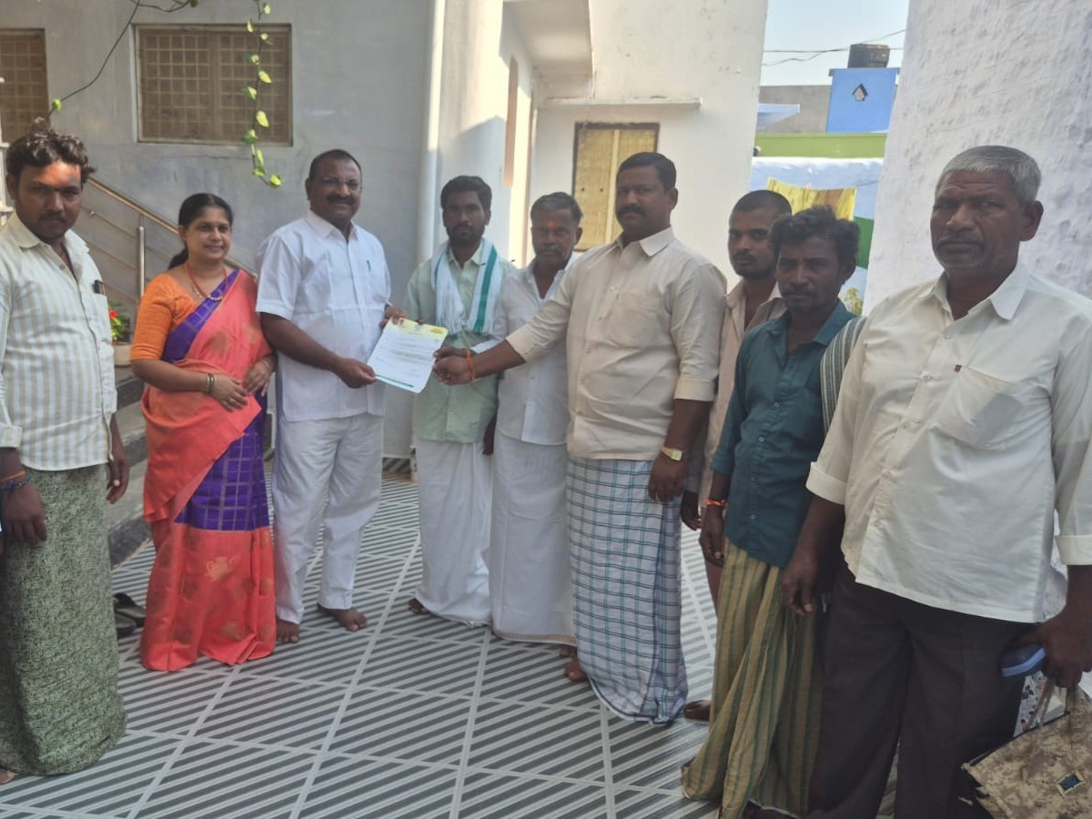 ముఖ్యమంత్రి సహాయ నిధి కింద చెక్కులు పంపిణీ