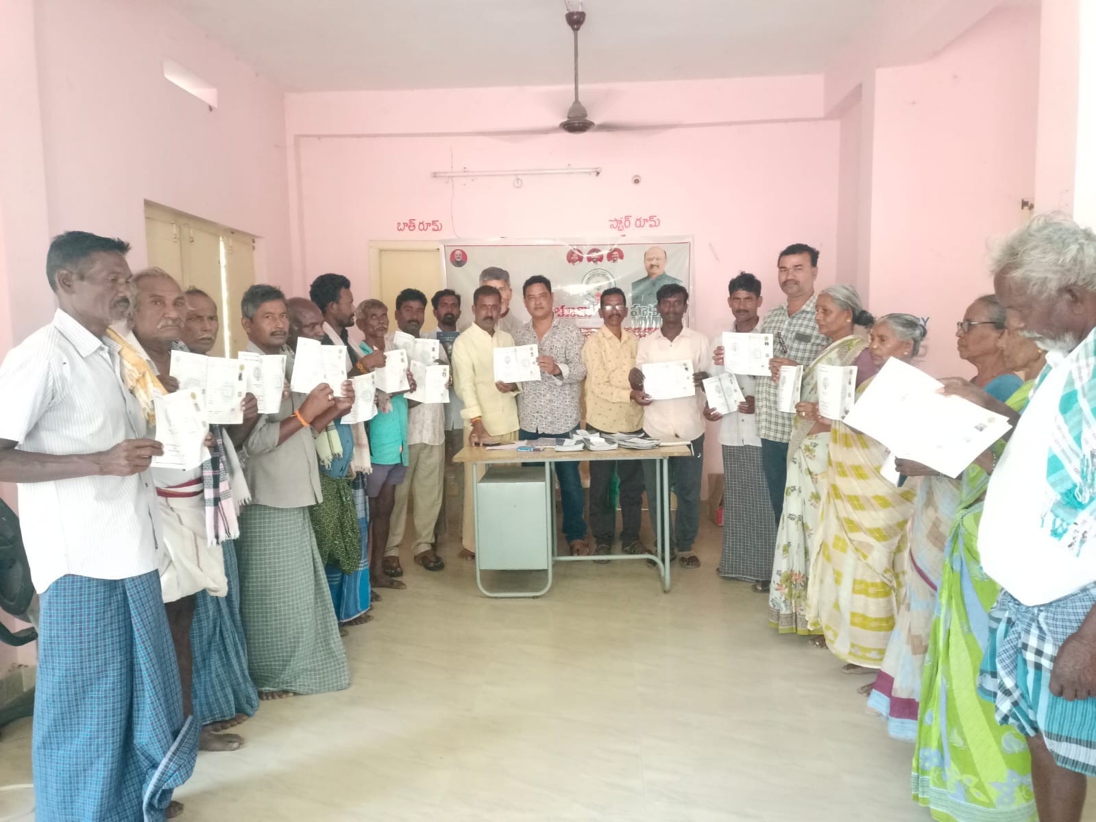 గొలుగొండలో పాసుపుస్తకాలు పంపిణీ