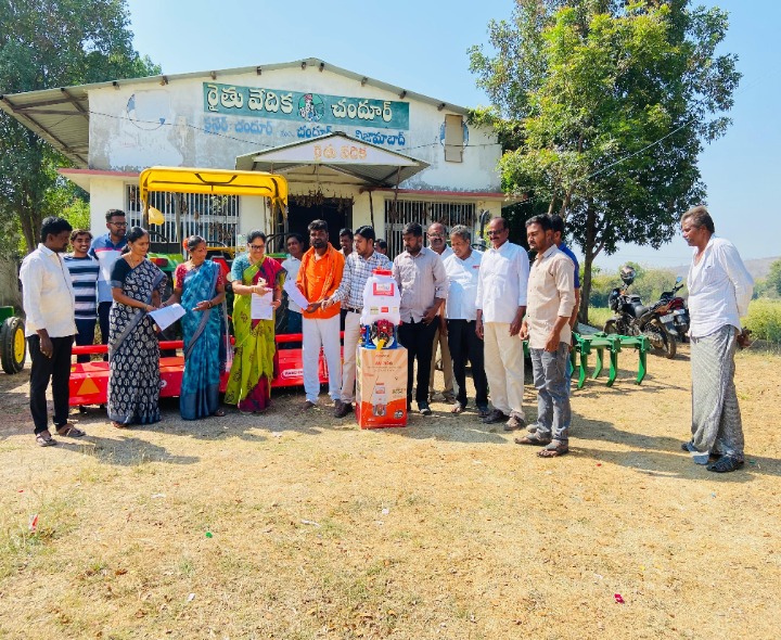 వ్యవసాయ యంత్రాంలను పంపిణీ చేసిన సర్పంచ్