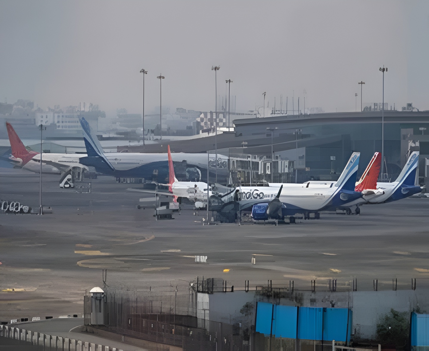 యుద్ధం.. విమానసేవలకు అంతరాయం