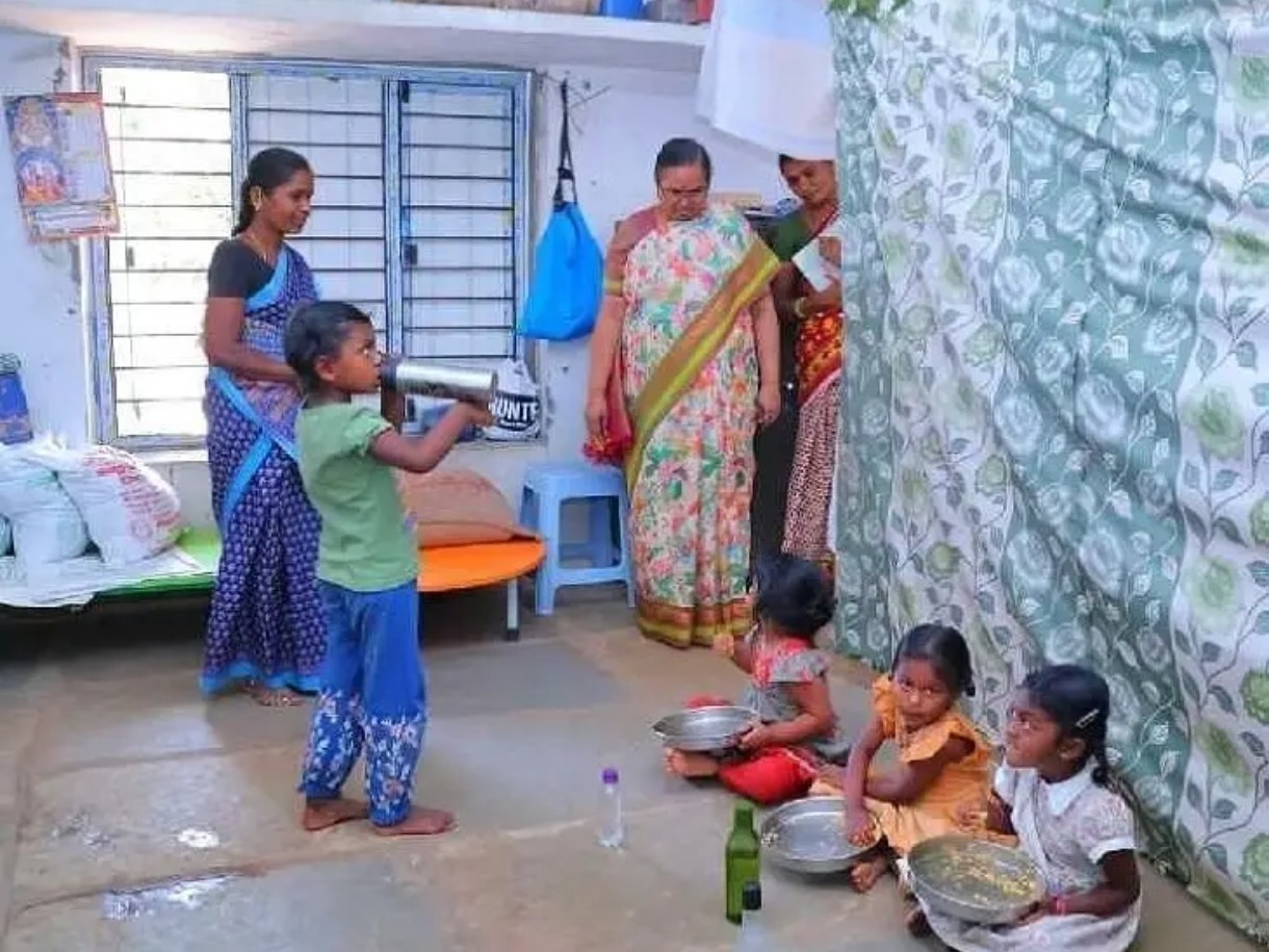 మెనూ ప్రకారం భోజనం పెట్టాలి: కలెక్టర్