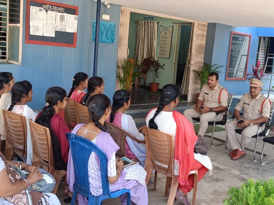 ‘మహిళా పోలీసులు అవగాహన పెంచుకోవాలి’