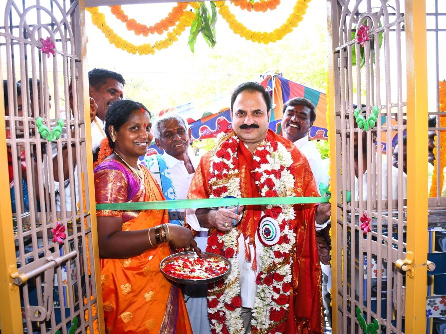 అవుకు పట్టణంలో పర్యటించిన మాజీ ఎమ్మెల్యే