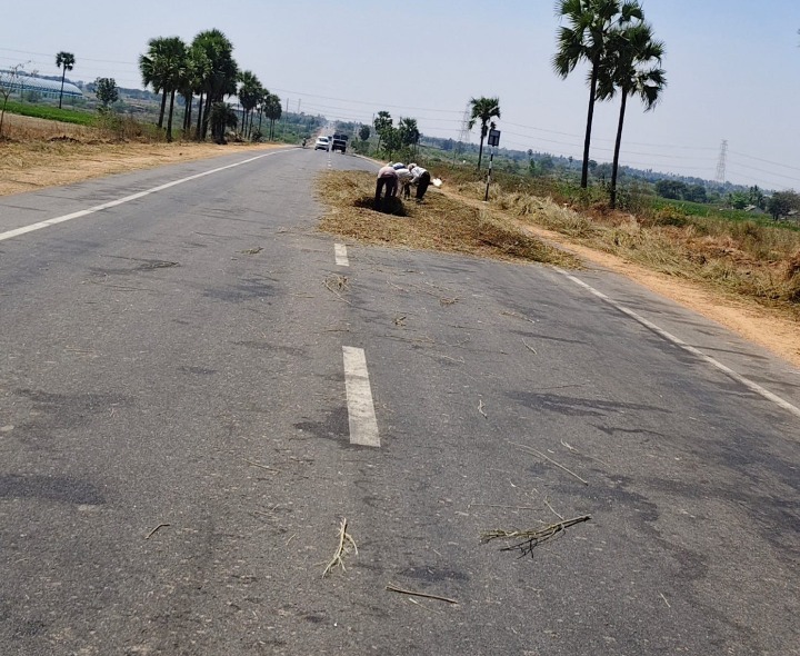హైవేపై కందికల్లం.. ఇబ్బంది పడుతున్న వాహనదారులు