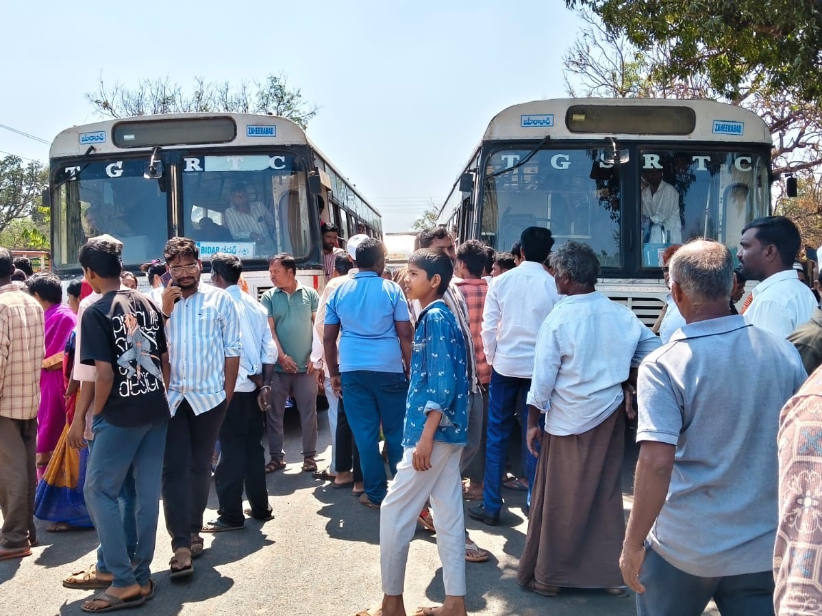 ఆర్టీసీ బస్సులు ఆపాలని గ్రామస్తుల ధర్నా
