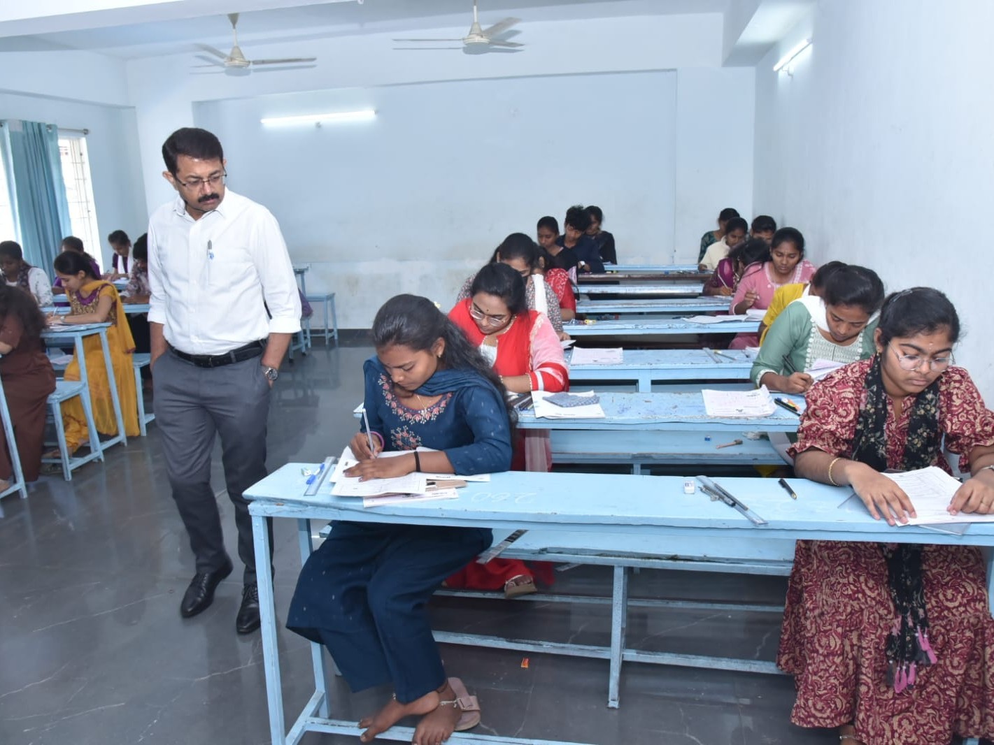 ఇంట‌ర్ ప‌రీక్షా కేంద్రాన్ని త‌నిఖీ చేసిన క‌లెక్ట‌ర్‌