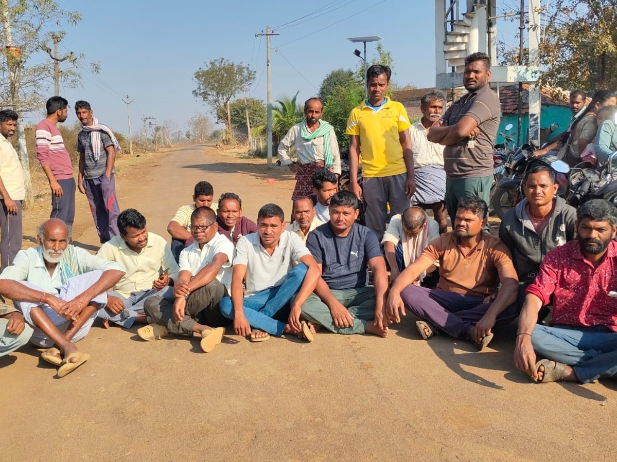 బకాయిల చెల్లించాలని రైతులు ధర్నా