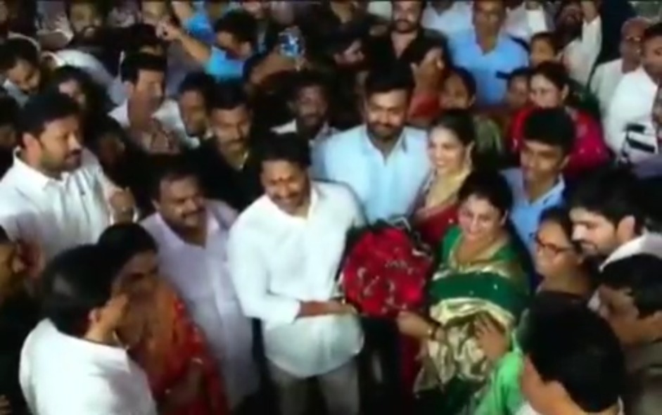 నూతన వధూవరులను ఆశీర్వదించిన మాజీ సీఎం