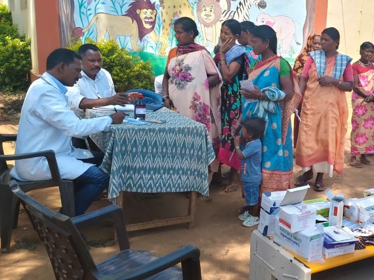 గిరిజనులకు ఉచిత మెగా వైద్య శిబిరం