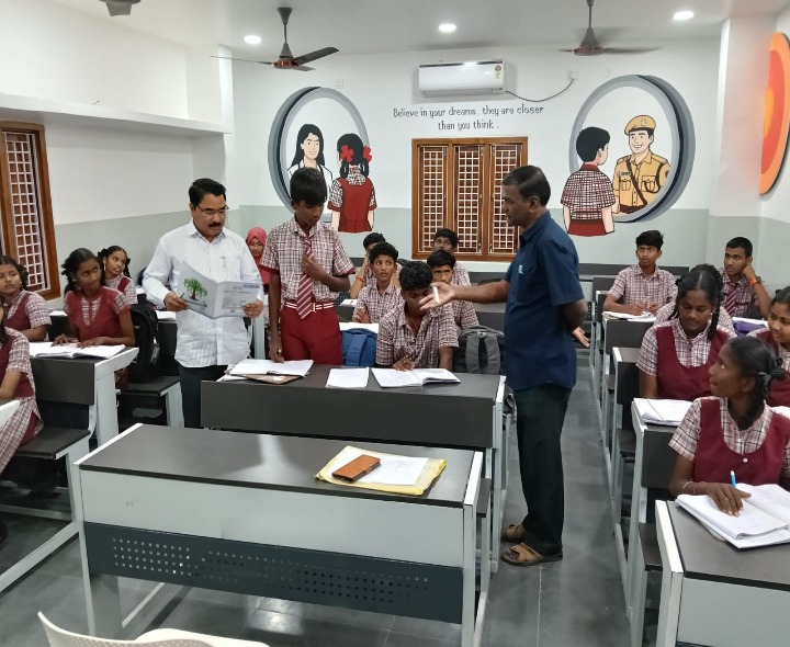 బొట్టు కూడా ప్రభుత్వ పాఠశాలను సందర్శించిన డీఈవో