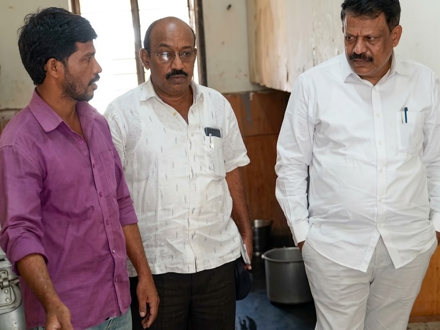 బాలుర వసతి గృహంలో తనిఖీ చేసిన అధికారులు