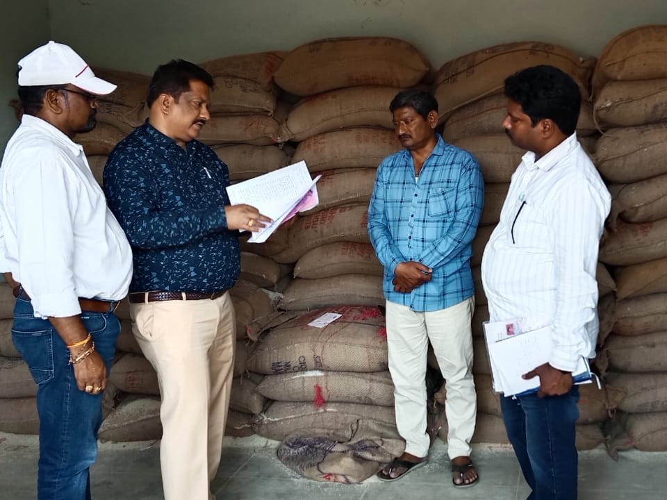 రేషన్ డీలర్ పై క్రిమినల్ కేసు నమోదు