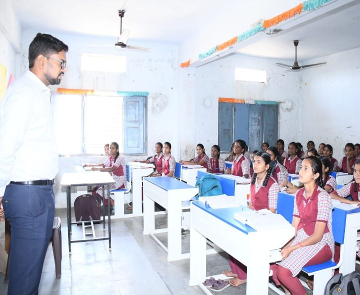 ప్రభుత్వ పాఠశాలలో కలెక్టర్ ఆకస్మిక తనిఖీ