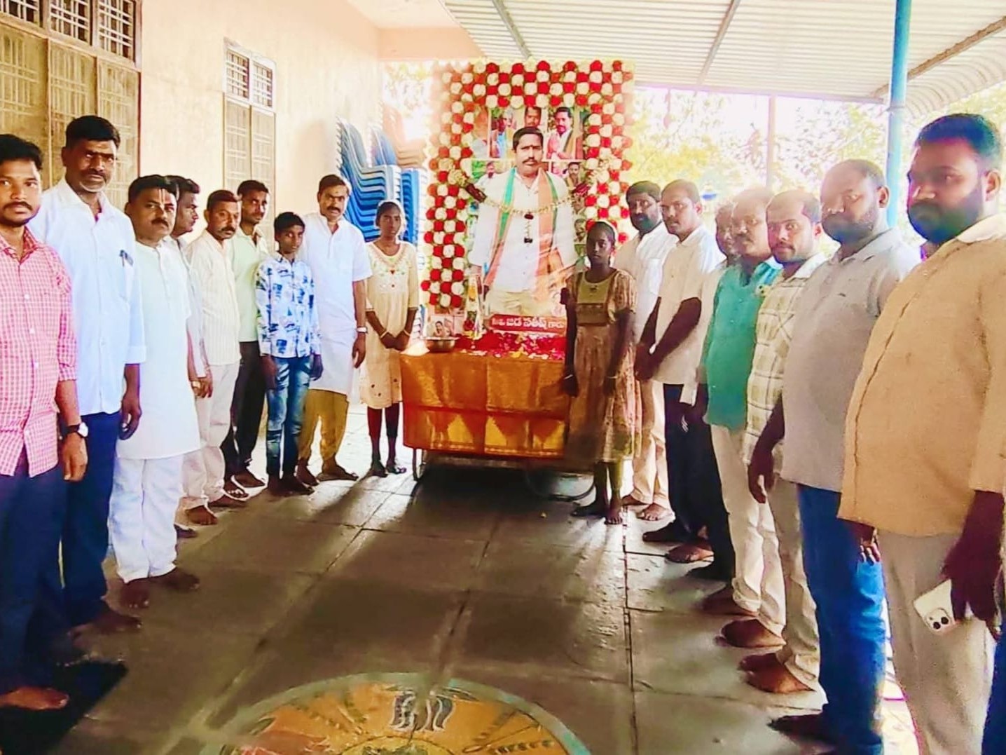 సతీష్ చిత్రపటానికి పూల నివాళులు అర్పించిన: గంట