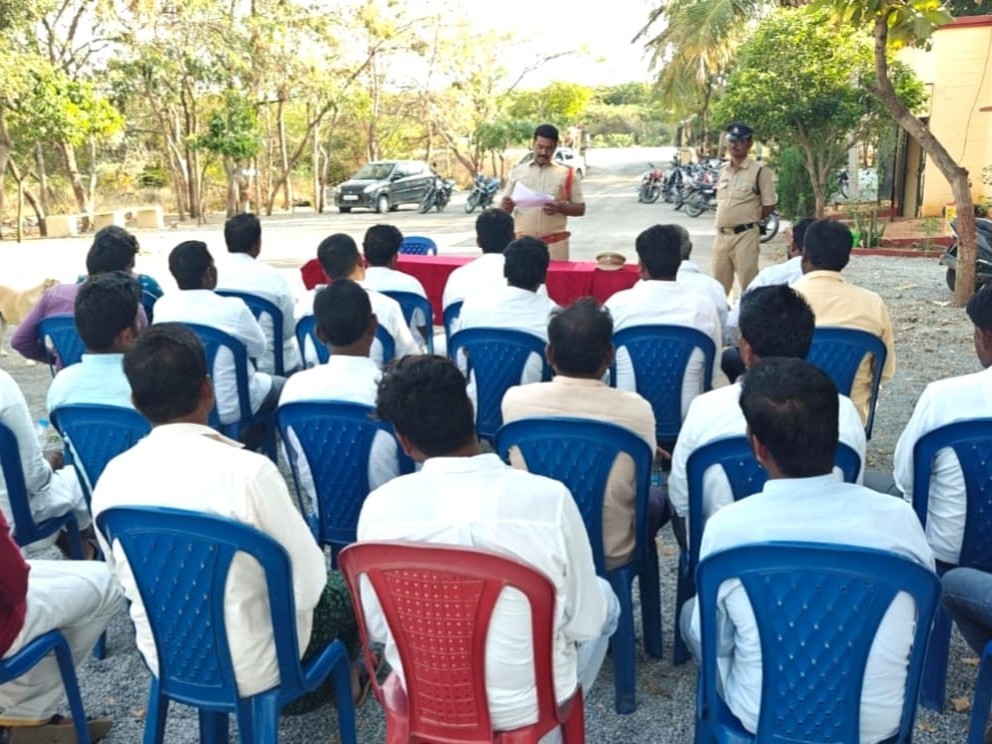 ప్రతి గ్రామంలో సీసీ కెమెరాలను ఏర్పాటు చేసుకోవాలి: ఎస్సై