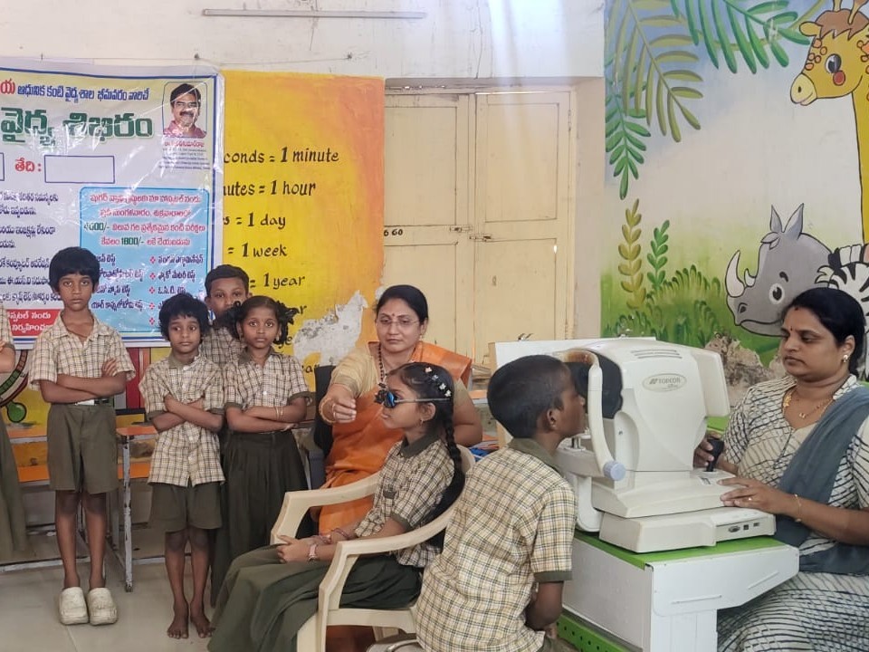విద్యార్థులకు ఉచిత నేత్ర వైద్య శిబిరం