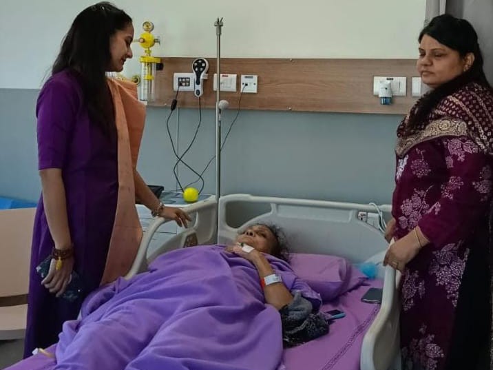 మాజీ సర్పంచ్‌ను పరామర్శించిన ఎంపీ