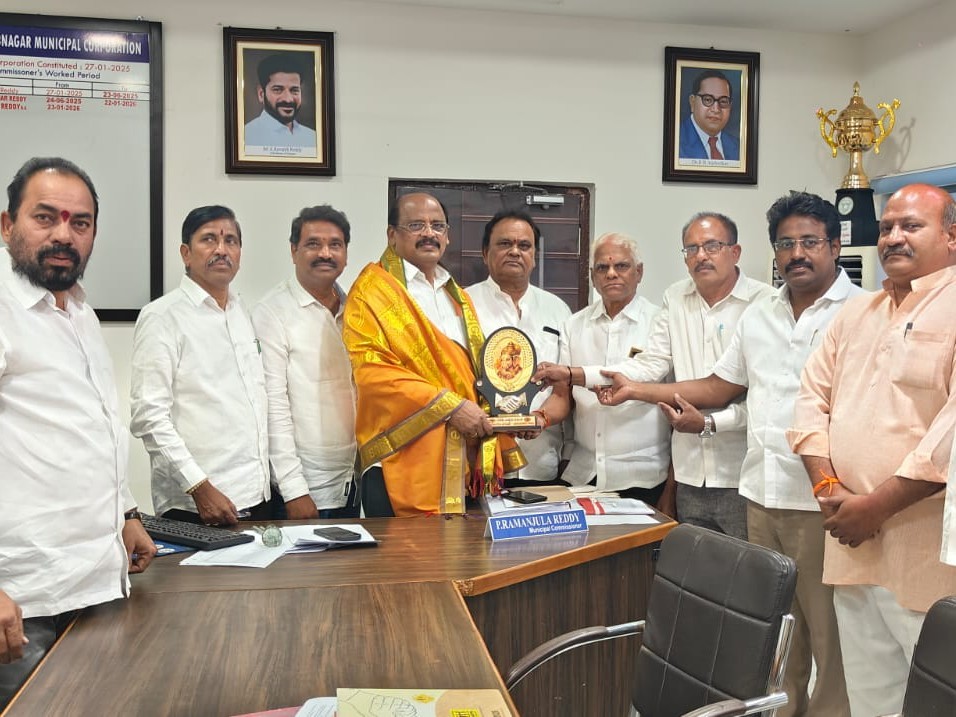 మున్సిపల్ కమిషనర్‌కి ఘన సత్కారం