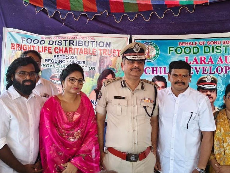 వృద్ధులకు రేషన్ కిట్లు పంపిణీ