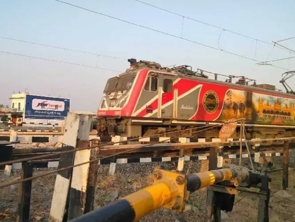 రైలు పట్టాలపై గుర్తు తెలియని వ్యక్తి హల్చల్