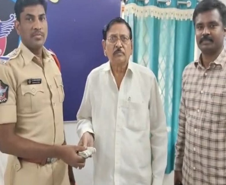 పోగొట్టుకున్న నగదు అందజేసిన పోలీసులు