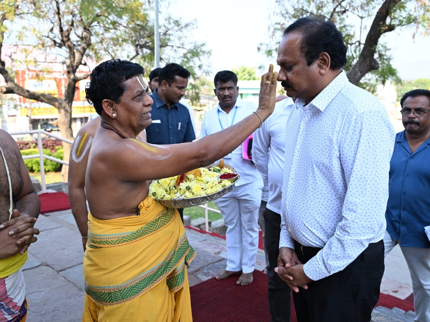 శ్రీ కోదండరామస్వామిని దర్శించుకున్న కలెక్టర్